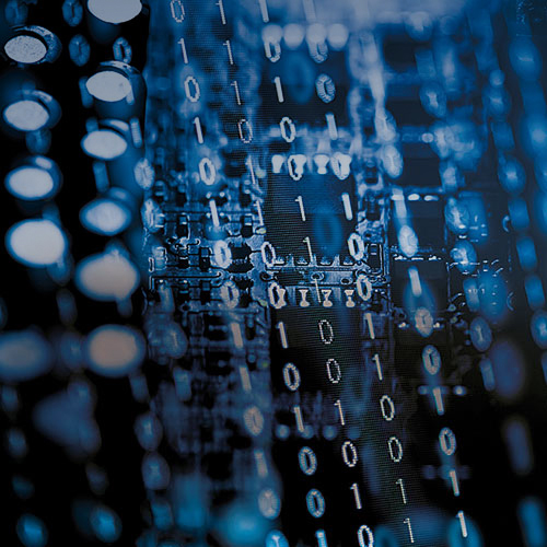 Binärcode mit Technik im Hintergrund.